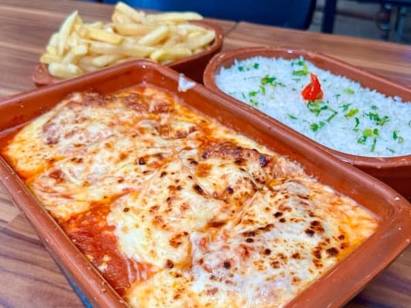 Combo parmegiana de filé mignon. Serve 4 pessoas