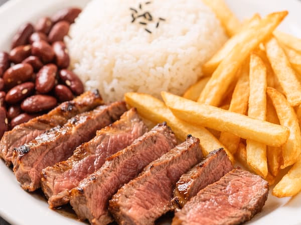 Iscas de Alcatra Suculenta com Batata Frita