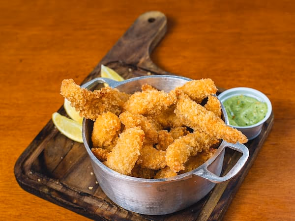 Porção de isca de tilápia crocante