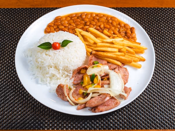 Prato de Linguiça toscana com fritas