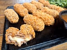 BOLINHO DE COSTELA RECHEADO COM QUEIJO MINAS