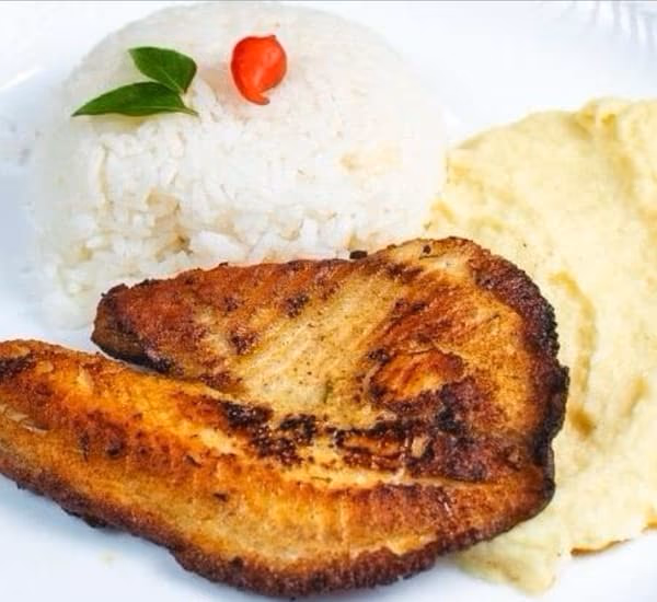 Tilápia Grelhada com Purê e Arroz