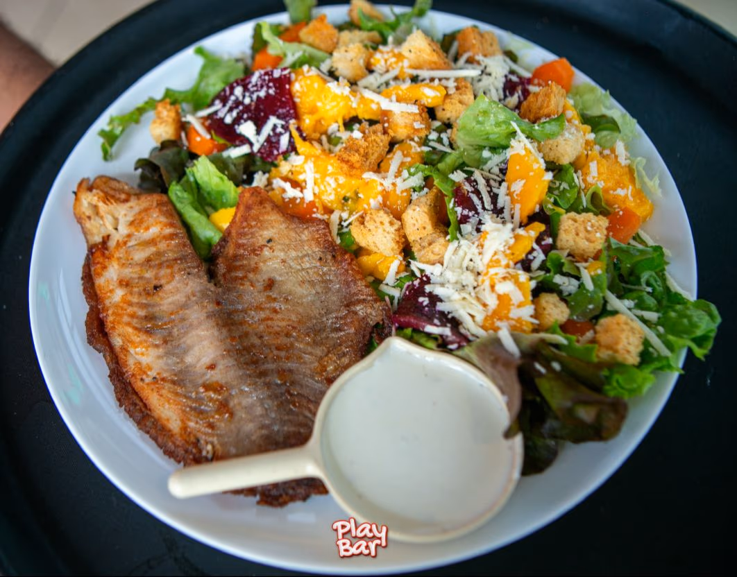 TILAPIA GRELHADA COM SALADA DA CASA